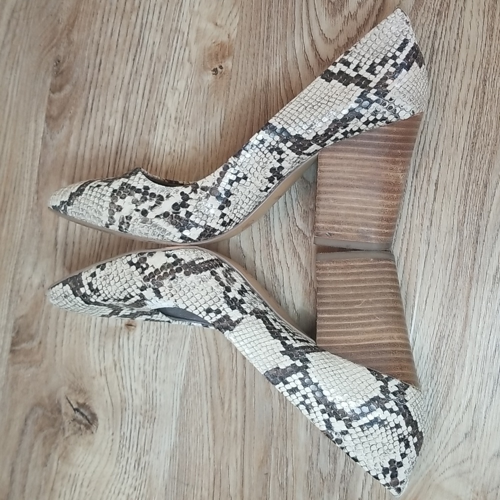 Crown Vintage Snake Skin Closed Toe Heels - Picture 4 of 9